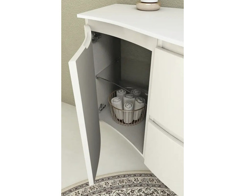 Detailní záběr koupelnové skříňky s otevřenými dvířky, na které jsou ručníky v košíku