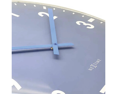 Detail nástěnných hodin Nextime s ciferníkem a ručičkami