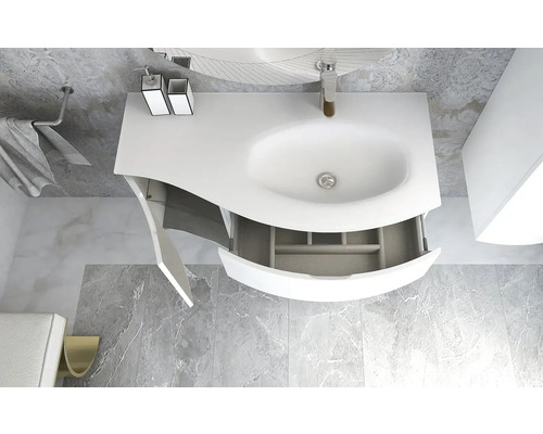 Koupelna s umyvadlovou skříňkou, otevřenou zásuvkou a baterií