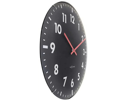 Nástěnné hodiny s černým ciferníkem a červenými ručičkami