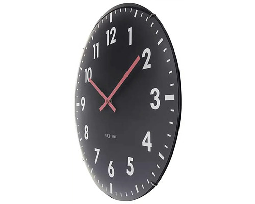 Nástěnné hodiny s analogovým displejem a arabskými číslicemi