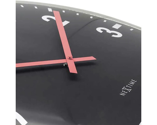 Detailní pohled na nástěnné hodiny Nextime s hodinovou a minutovou ručičkou