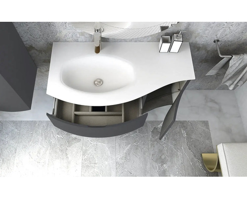 Pohled shora na koupelnu s umyvadlem, zásuvkou a vodovodní baterií