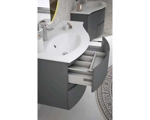 Koupelna s umyvadlem a otevřenou zásuvkou