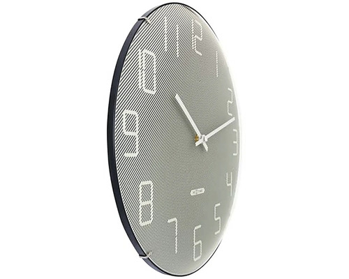 Nástěnné hodiny s ciferníkem a ručičkami