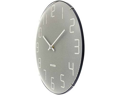 Analogové nástěnné hodiny s ciferníkem