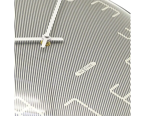 Detailní pohled na nástěnné hodiny Nextime s pruhovaným vzorem a ukazatelem času