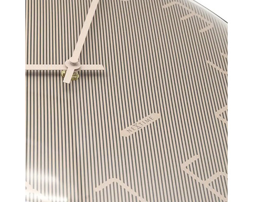 Detailní pohled na nástěnné hodiny Nextime s ručičkami a designem ciferníku