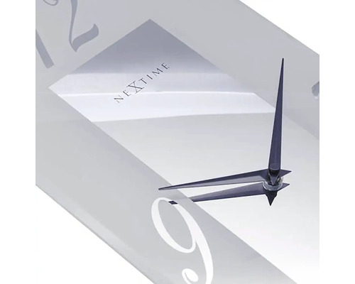 Detailní pohled na nástěnné hodiny Nextime s ciferníkem a ručičkami