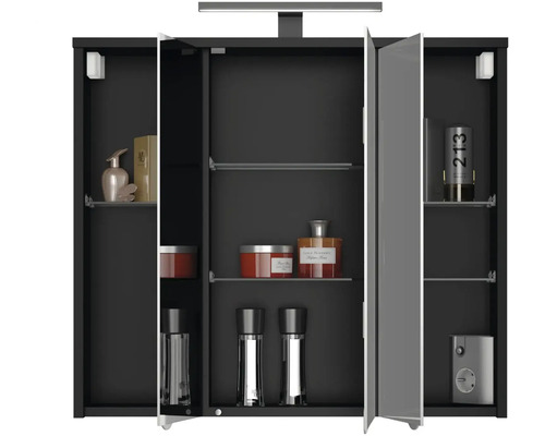 Otevřená zrcadlová skříňka se skleněnými policemi pro ukládání koupelnových potřeb