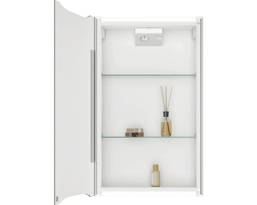 Otevřená zrcadlová skříňka se zásuvkou a skleněnými policemi