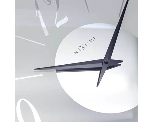 Detail nástěnných hodin s ručičkami a ciferníkem