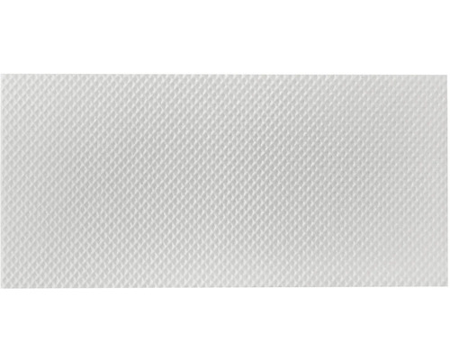 Detail bílé texturované tkaniny.