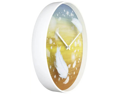 Kulaté nástěnné hodiny s motivem peří a bílým rámem