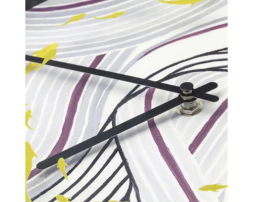 Detail nástěnných hodin s ručičkami a motivem ryb