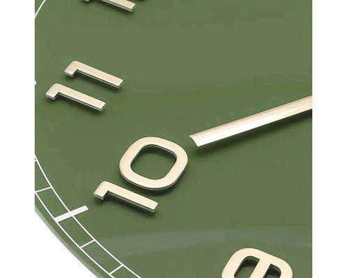 Detailní záběr ciferníku s ručičkami a číslicemi