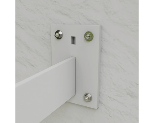 Detailní pohled na bílý nástěnný držák s šroubovým upevněním