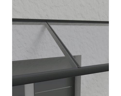 Detailní pohled na stříšku vchodových dveří na fasádě