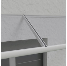 Detailní pohled na držák stříšky na stěně domu.