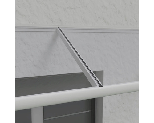 Detailní pohled na držák stříšky na stěně domu.