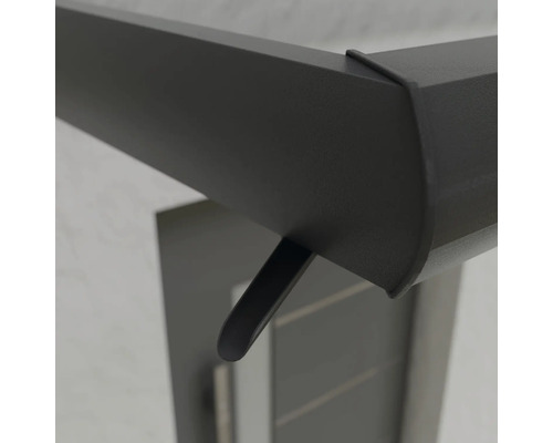Detailní pohled na kovový stříšku nad vchodové dveře