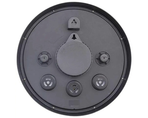 Zadní strana kulatých hodin s montážním zařízením a prostorem pro baterie