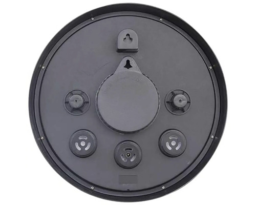 Zadní strana kulatých nástěnných hodin s montážním hardwarem a přihrádkou na baterie