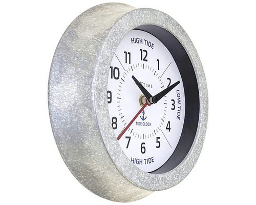 Přílivové hodiny s kulatým stříbrným pouzdrem a analogovým displejem