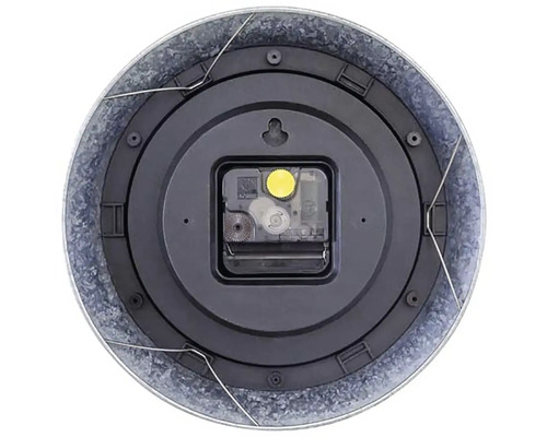 Zadní strana kulatých nástěnných hodin s kovovým rámem a hodinovým strojkem