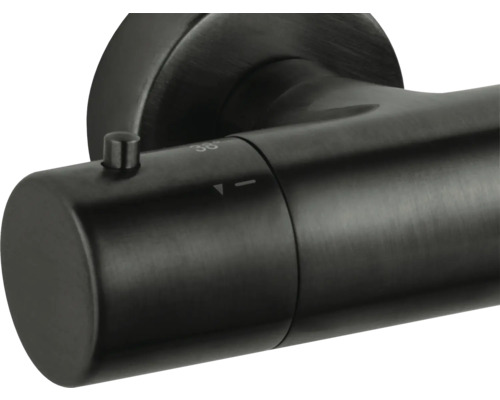 Detailní pohled na termostatický ventil pro sanitární použití.