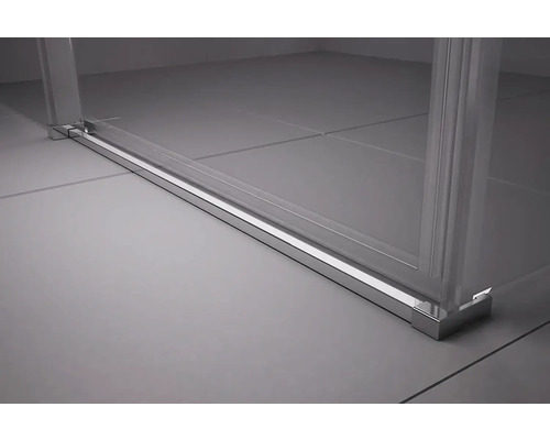 Detail sprchového koutu s rámem a podlahovým prvkem