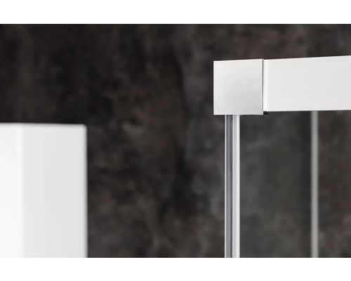 Detailní záběr koupelny se sprchovým koutem a umyvadlem