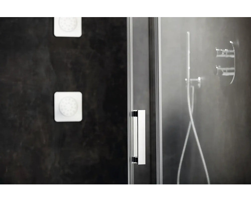 Detailní záběr sprchy s rukojetí a sprchovou hlavicí