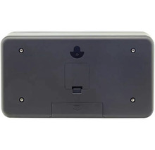 Zadní strana obdélníkového pouzdra se šrouby, závěsem a prostorem pro baterie