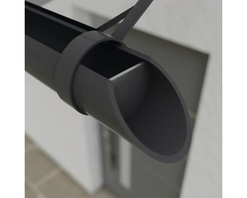 Detailní záběr okapu s držákem