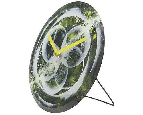 Stolní hodiny s abstraktním květinovým designem a žlutými ručičkami