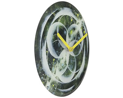 Dekorativní nástěnné hodiny s abstraktním vzorem a žlutými ručičkami