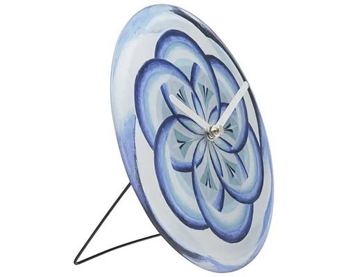 Stolní hodiny s modrým květinovým vzorem a kovovou nohou