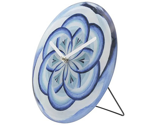 Dekorativní stolní hodiny s modrým květinovým vzorem