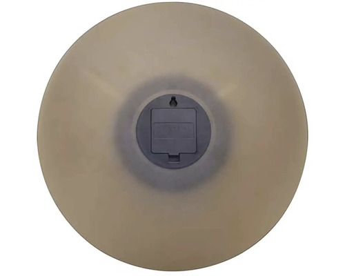 Pohled zezadu na kulaté nástěnné hodiny s přihrádkou na baterie a závěsným zařízením