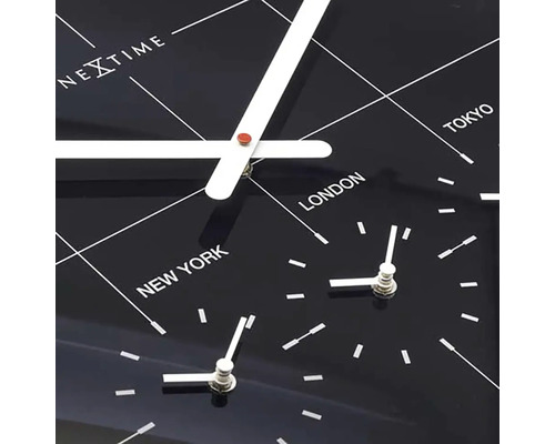 Detailní záběr na světové hodiny Nextime s názvy měst