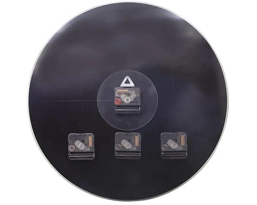 Zadní strana kulatých nástěnných hodin s několika hodinovými strojky