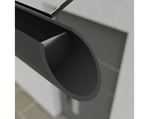 Detailní záběr na černý okap.