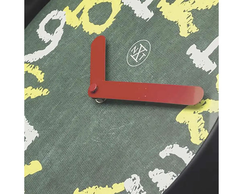 Detail nástěnných hodin se vzorem číslic a ručičkami