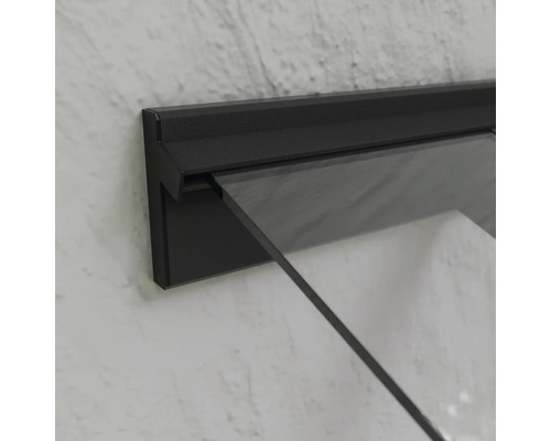 Skleněná sprchová stěna s černým držákem pro montáž na stěnu