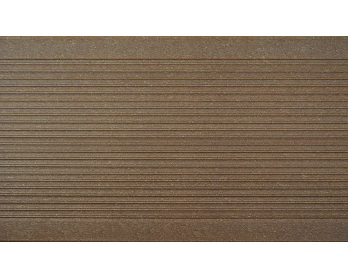 Terasa z dřevoplastu s rýhovaným povrchem