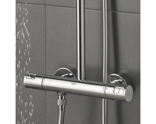 Nástěnný sprchový termostat s výtokem vody a logem Grohe