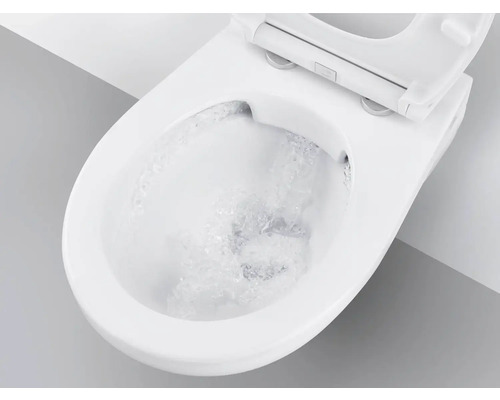 Bílá toaleta s otevřeným záchodovým prkénkem a splachováním