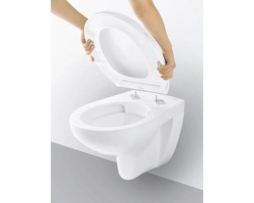 Závěsné WC s hlubokým splachováním a montáží toaletního sedátka