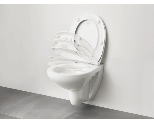 Závěsné WC s otevřeným sedátkem v pohybu